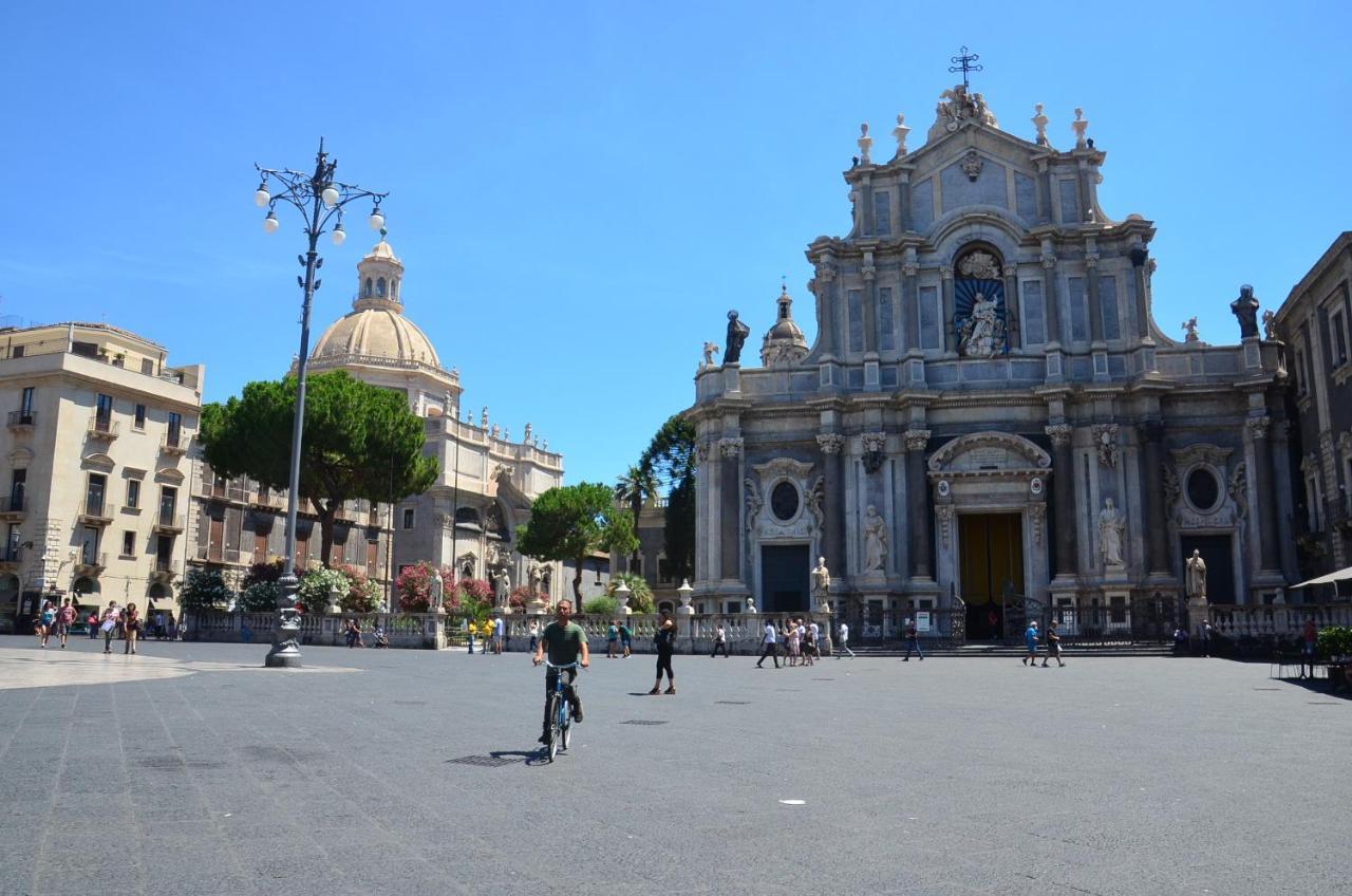 Tre Stelle Al Duomo Bed & Breakfast คาตาเนีย ภายนอก รูปภาพ