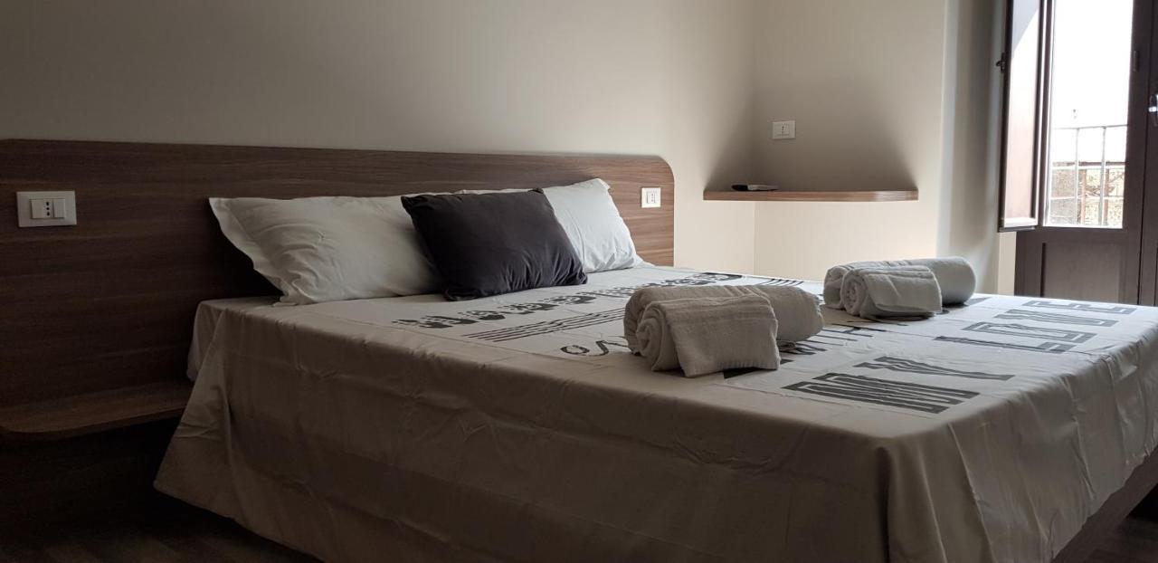 Tre Stelle Al Duomo Bed & Breakfast คาตาเนีย ภายนอก รูปภาพ