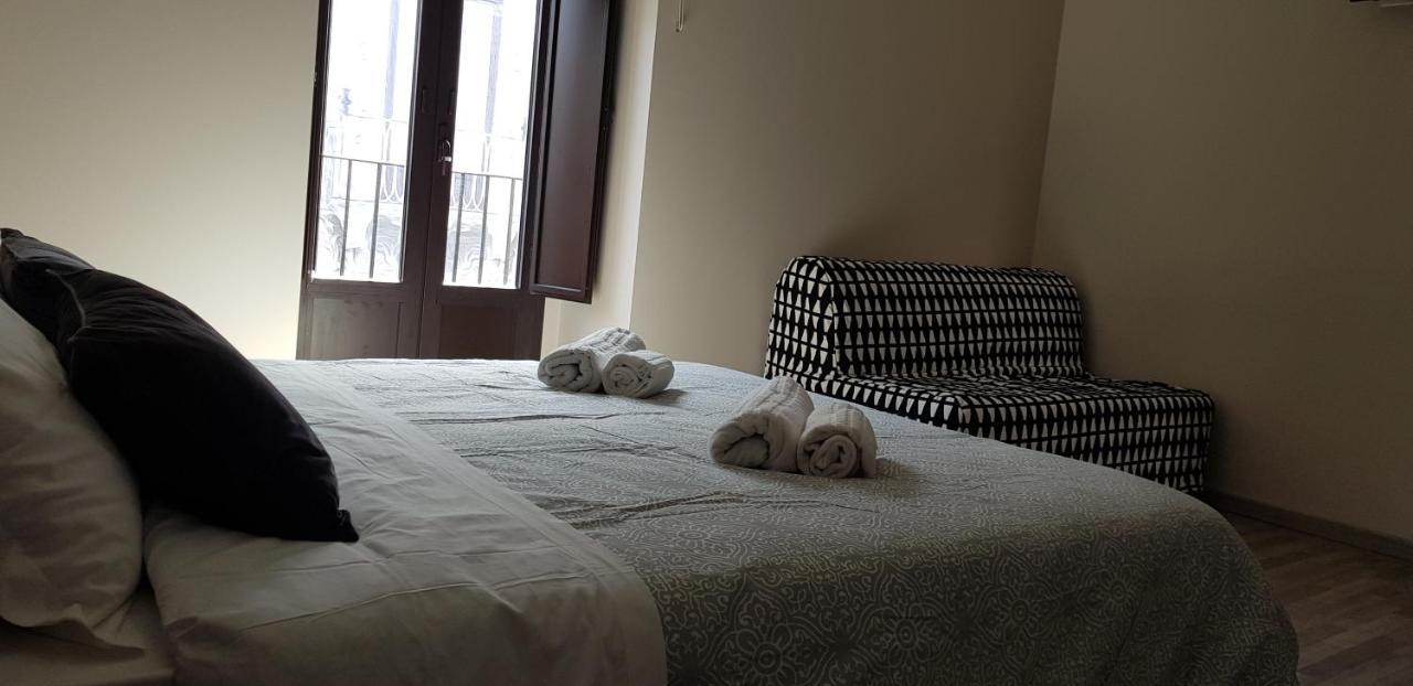Tre Stelle Al Duomo Bed & Breakfast คาตาเนีย ภายนอก รูปภาพ