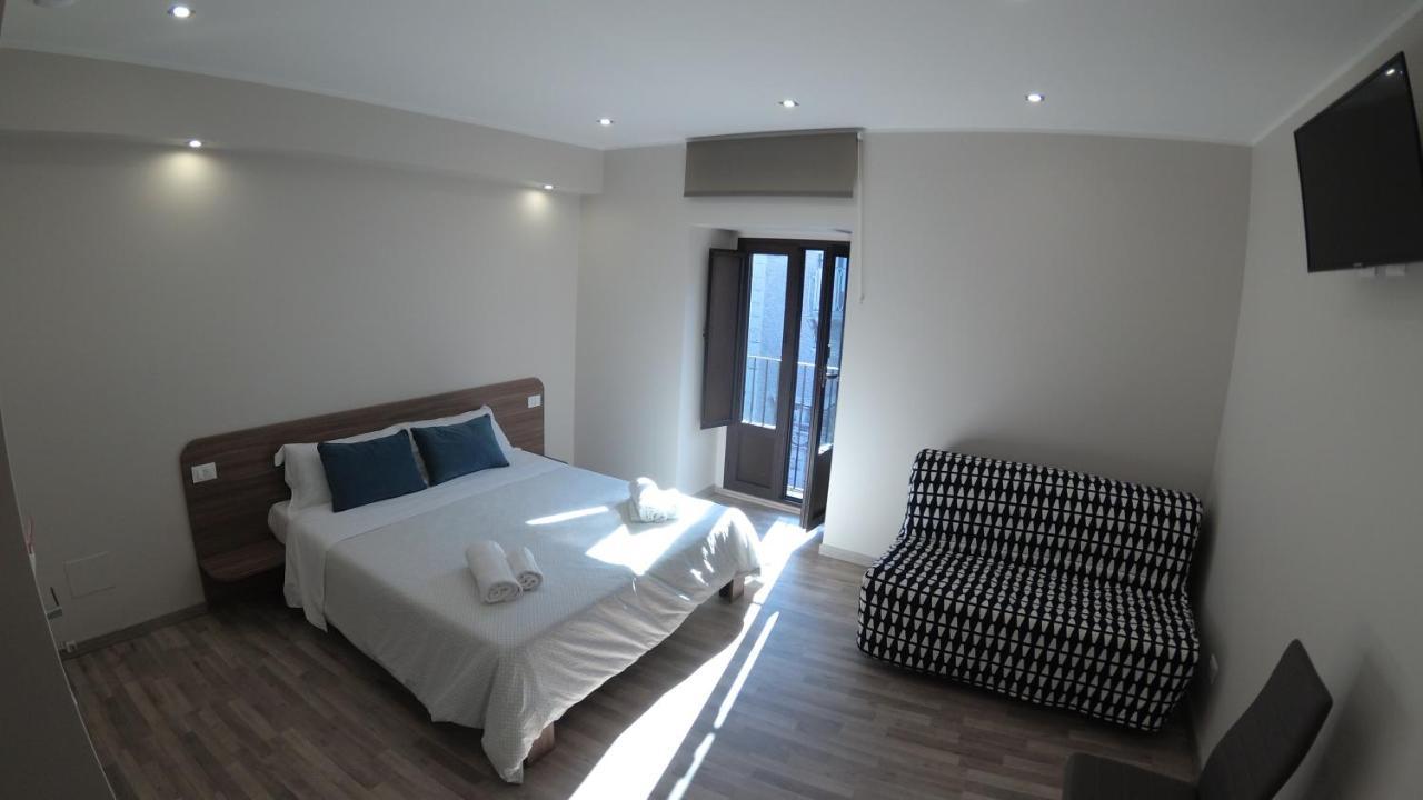 Tre Stelle Al Duomo Bed & Breakfast คาตาเนีย ภายนอก รูปภาพ